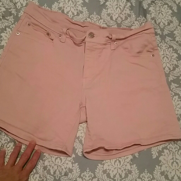 Womens size 32 pink Levis shorts - Picture 2 of 4